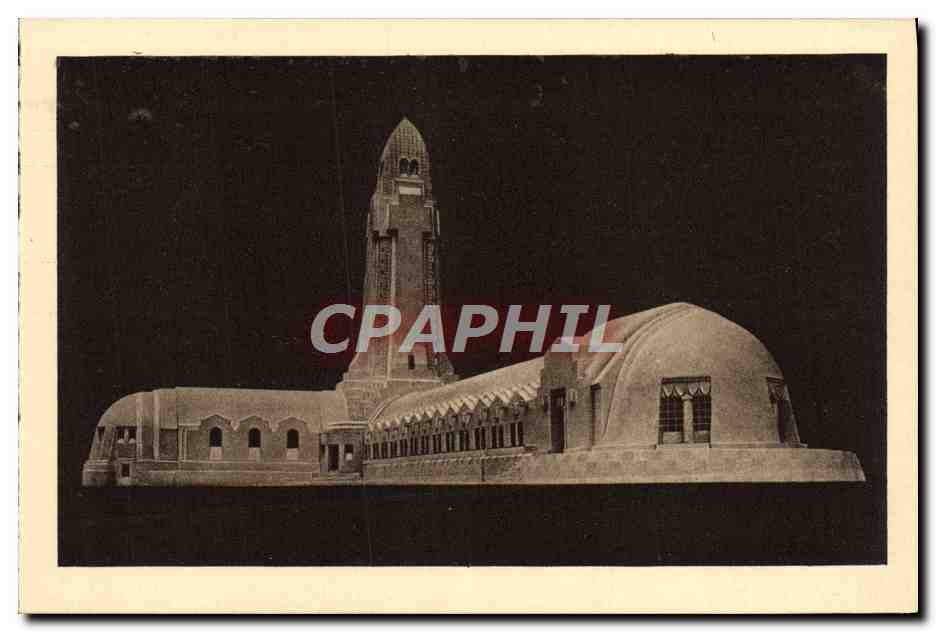 CPA Ossuaire et Phare de Douamont Militaria Arriere du monument Chapelle catholique