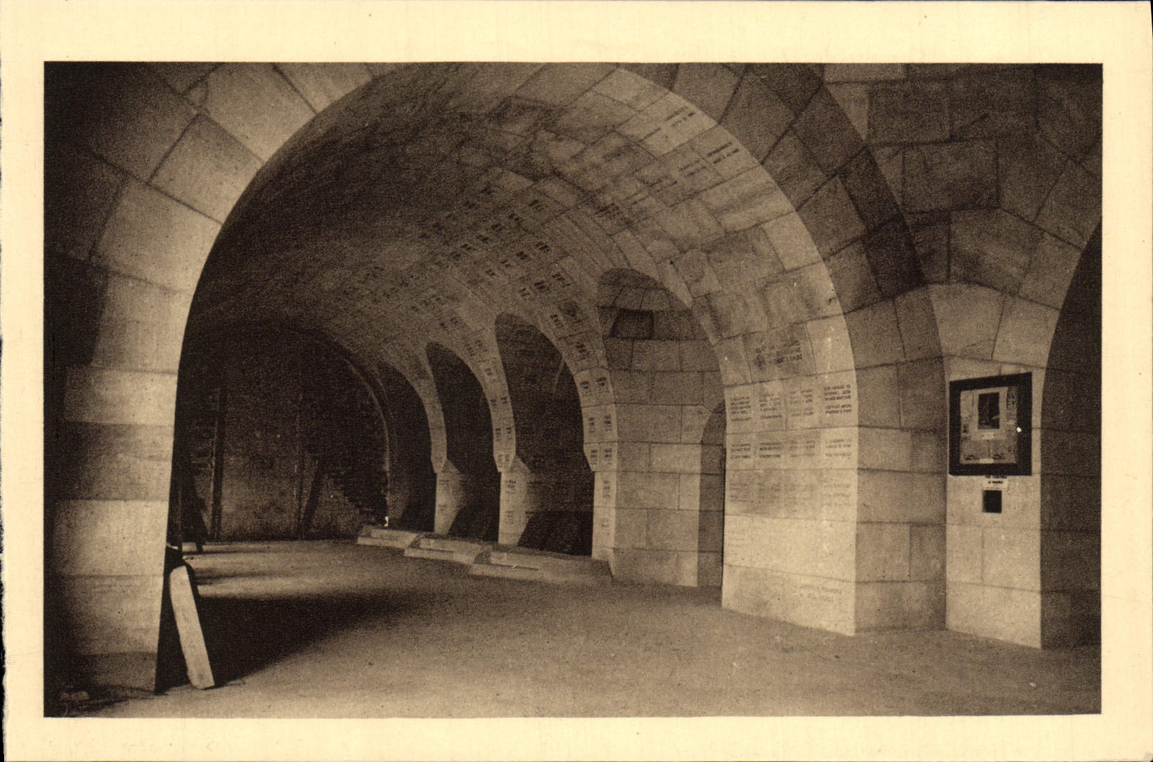 CPA Ossuaire et Phare de Douaumont Cloitre des tombeaux Militaria
