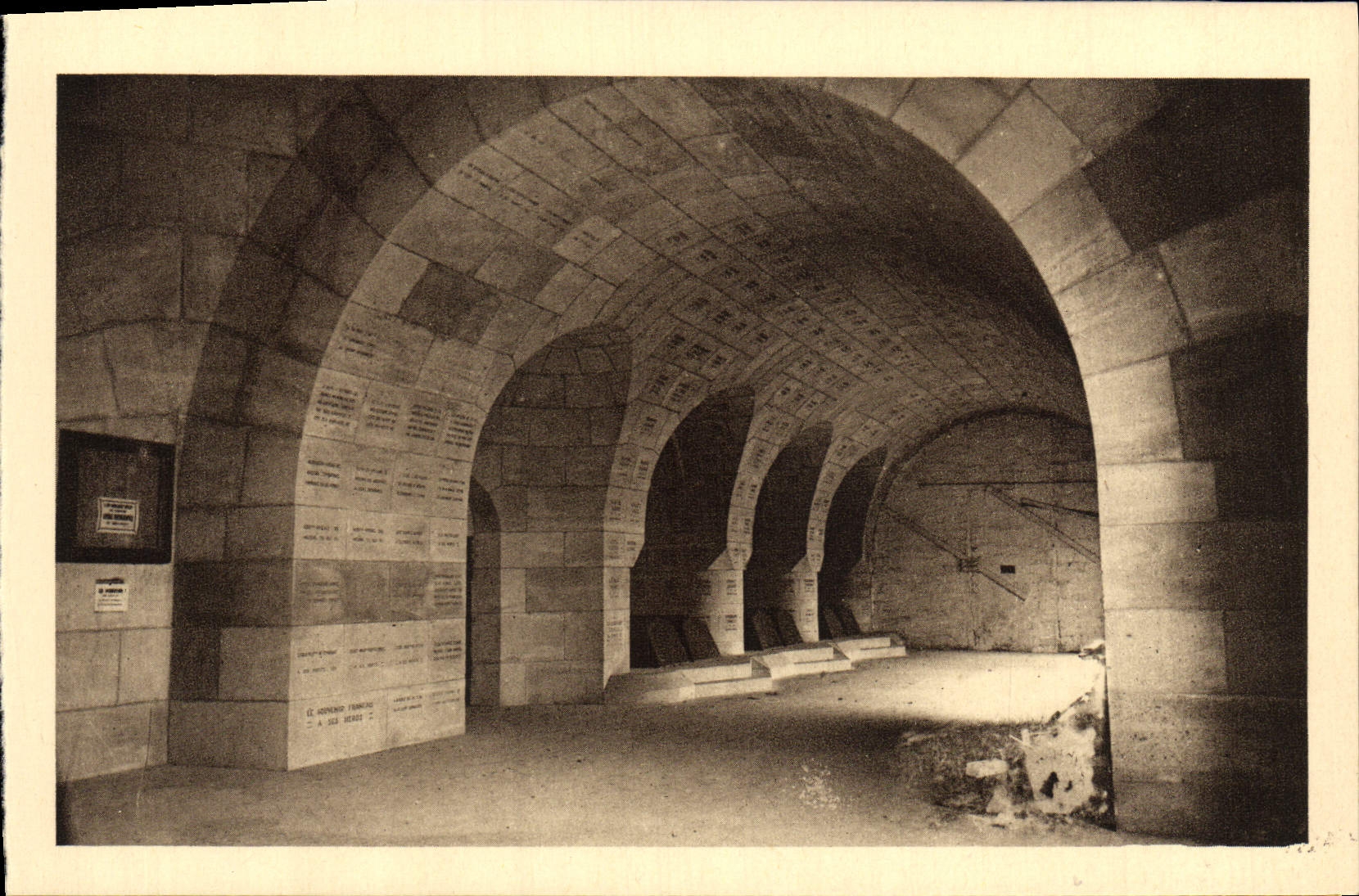 CPA Ossuaire et Phare de Douaumont Cloitre des tombeaux Militaria