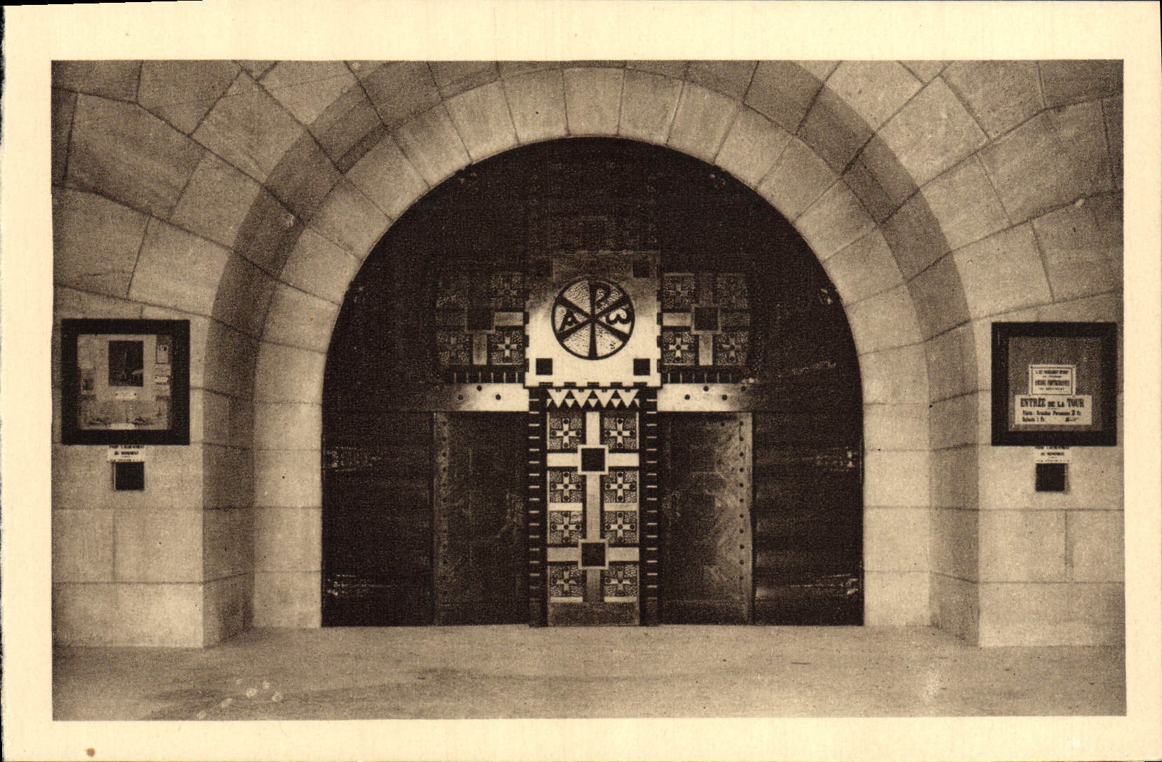 CPA Ossuaire Douaumont La Porte d'Entree de la Chapelle Catholique Militaria