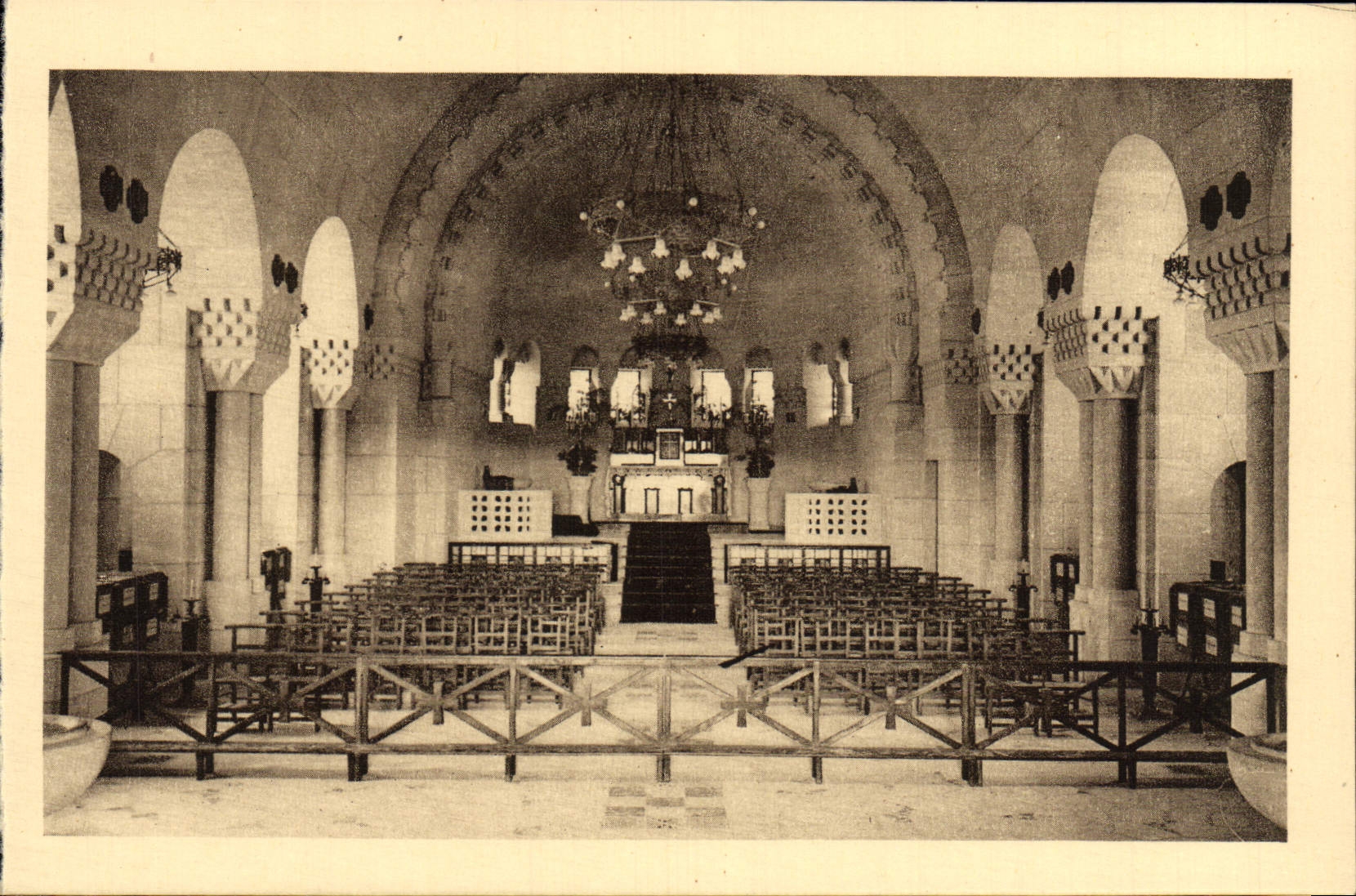 CPA Ossuaire et Phare de Douaumont Interieur de la chapelle catholique Militaria
