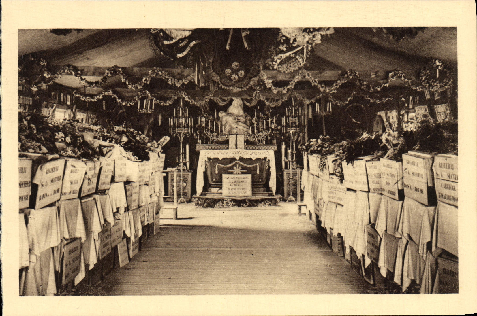 Ossuaire provisoire de DOUAUMONT — Intérieur de la chapelle abritant plusieurs cercueils — Héliogravure du Comité de l'Ossuaire