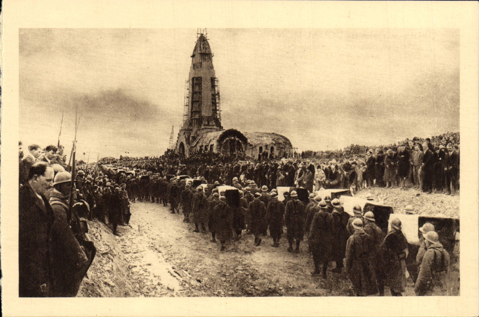 CPA Ossuaire et Provisoire de Douaumont Transalation colennelle des restes de nos heros Militaria