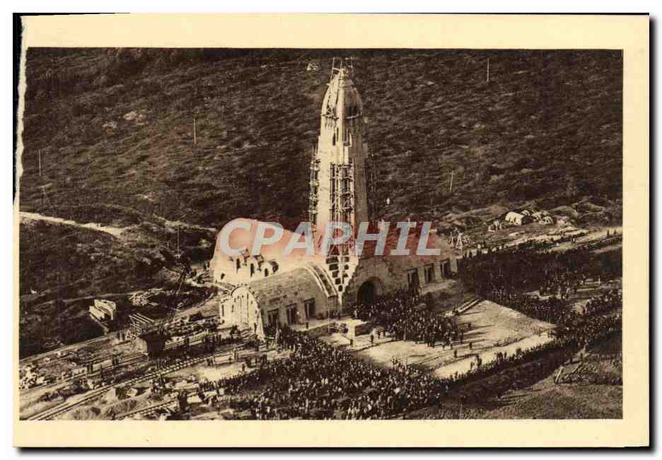 CPA Ossuaire et Provisoire de Douaumont Vue prise en avion de la ceremonie d'inauguration Militaria