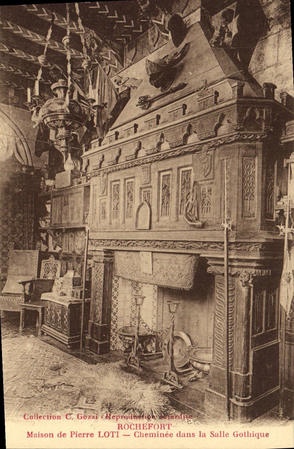 Rochefort — Cheminée dans la Salle Gothique — Collection C. Gozzi, Reproduction autorisée