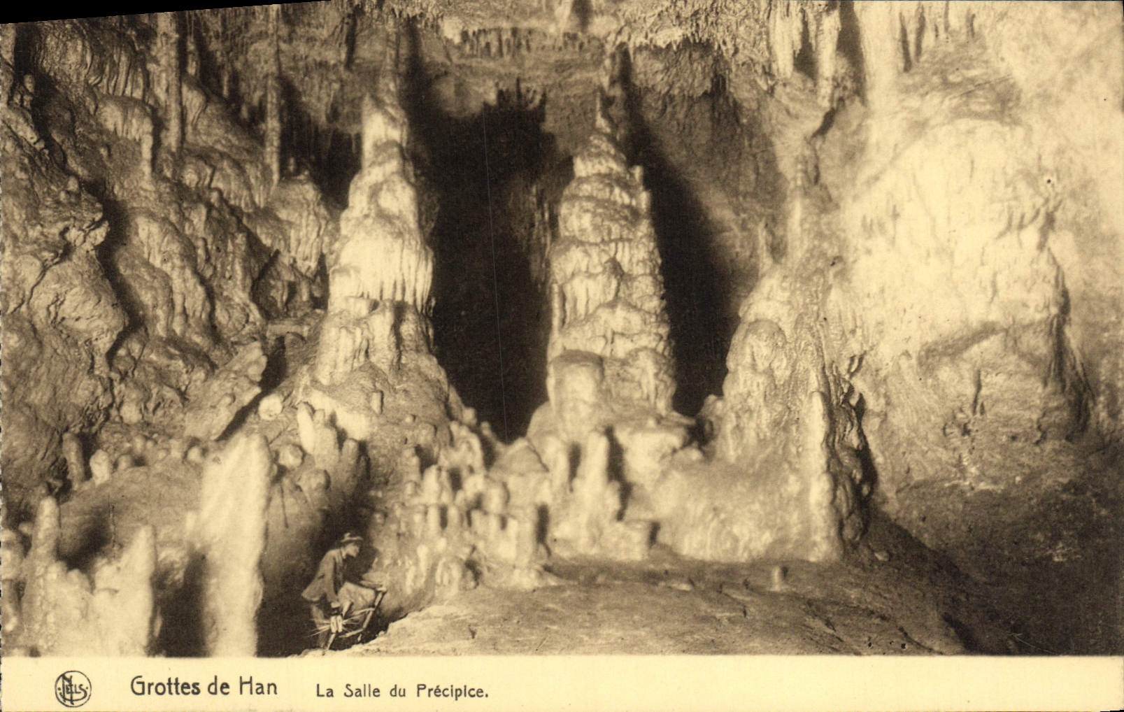 CPA Grottes de Han La Salle du Precipice