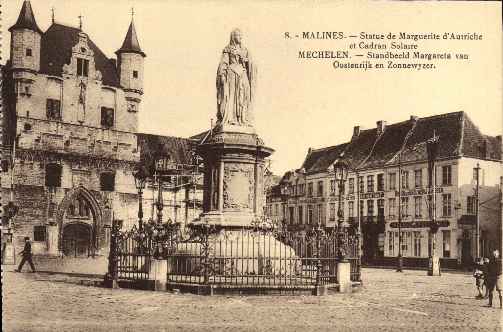 CPA Malines Statue de Marguerite d'Autriche et Cadran solaire 