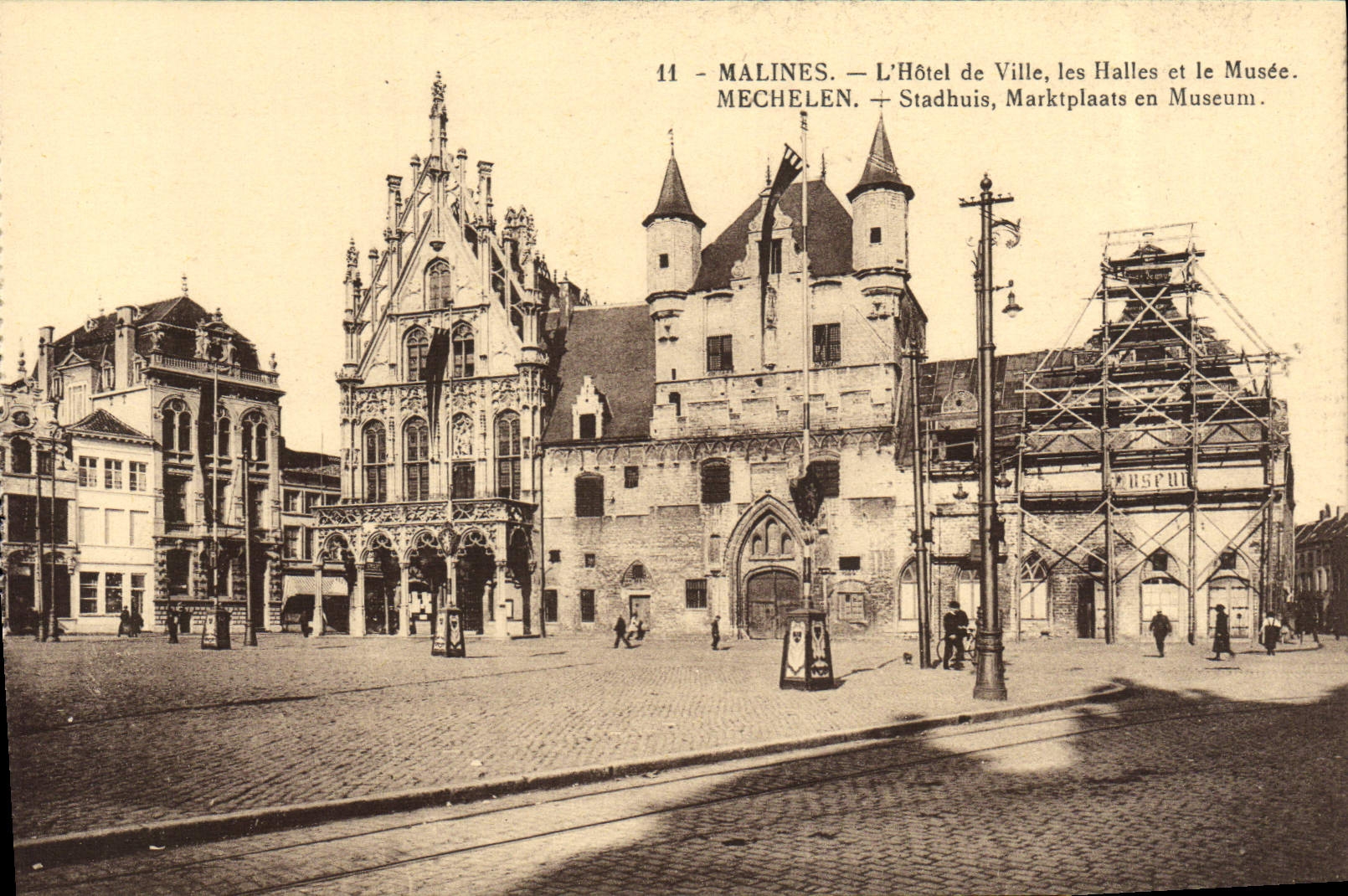 CPA Malines L'Hotel De Ville les Halles Et Le Musee 