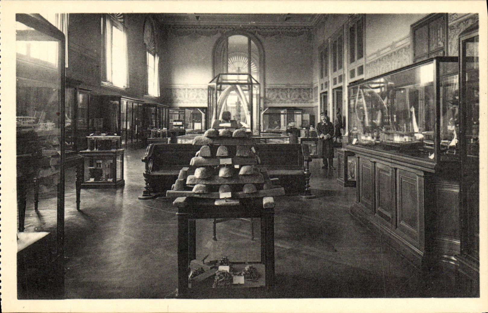 Salle des Produits — Musée du Congo Belge — Ern. Thilli, Bruxelles