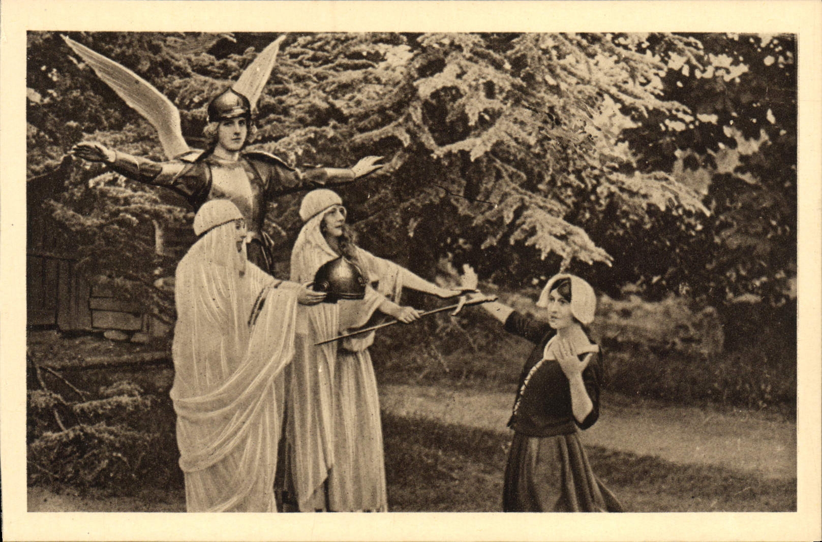 CPA Jeanne d'arc Sainte Catherine Et Sainte Marguerite Presentent A Jeanne Le Casque Et l'Epee