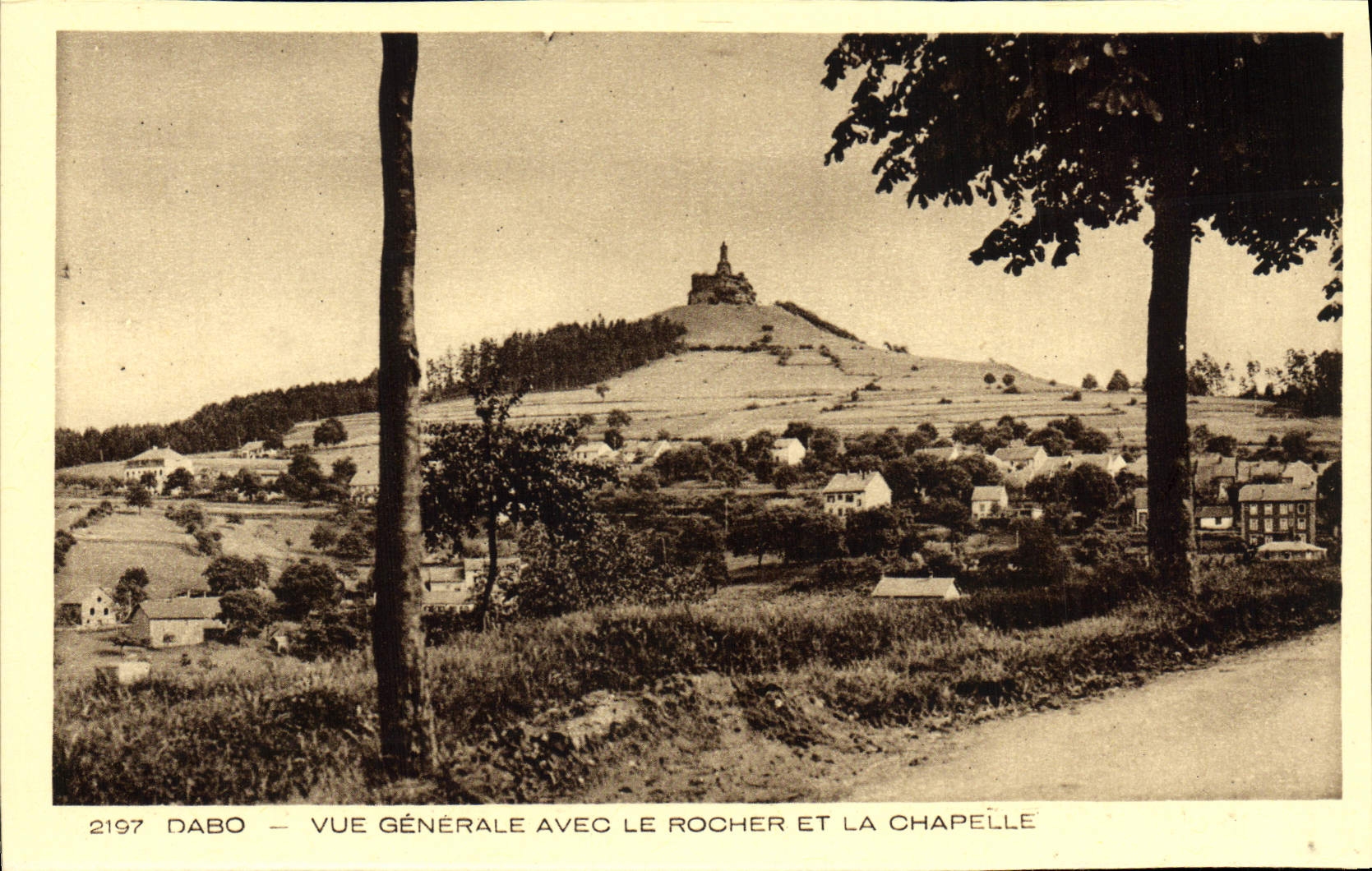 CPA Dabo Vue Generale Avec Le Rocher Et La Chapelle