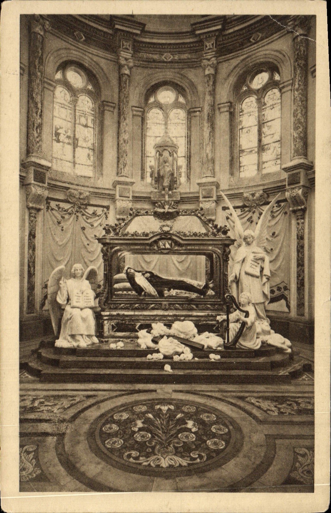Chapelle et Châsse de Sainte Thérèse de l'Enfant-Jésus — édifice en marbre — éditeur non visible