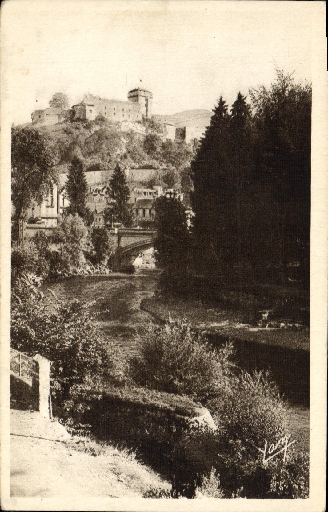 CPA Loudes Le Chateau Fort Et Le Gave