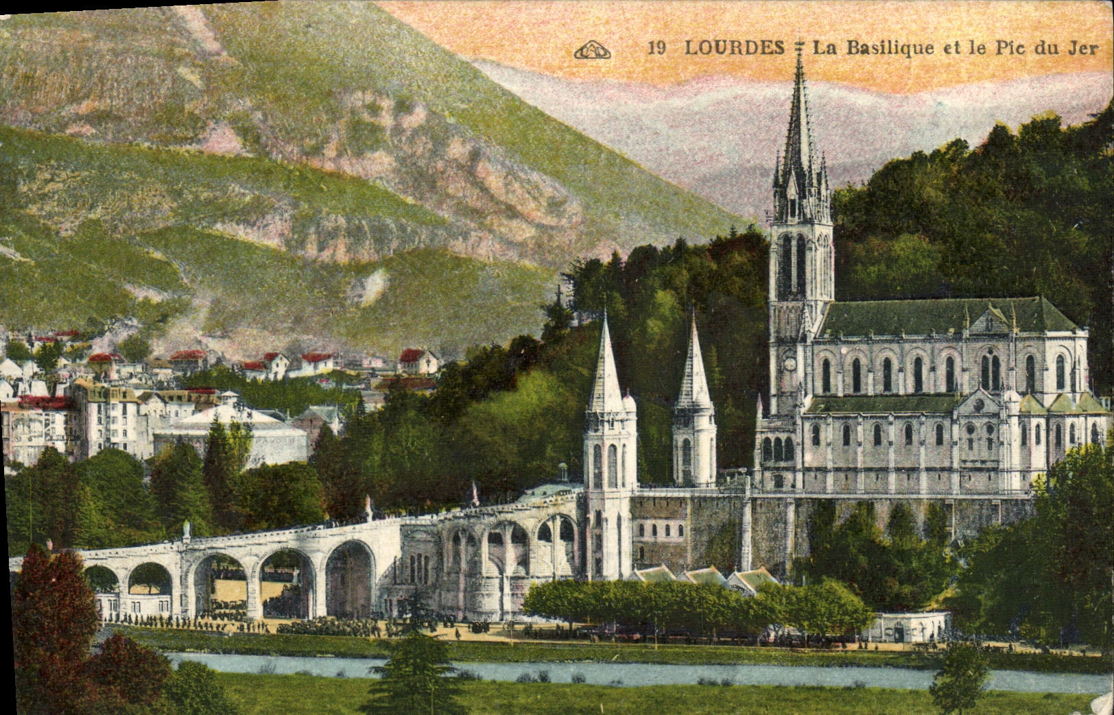CPA Lourdes La Basilique Et Le Pic Du Jer