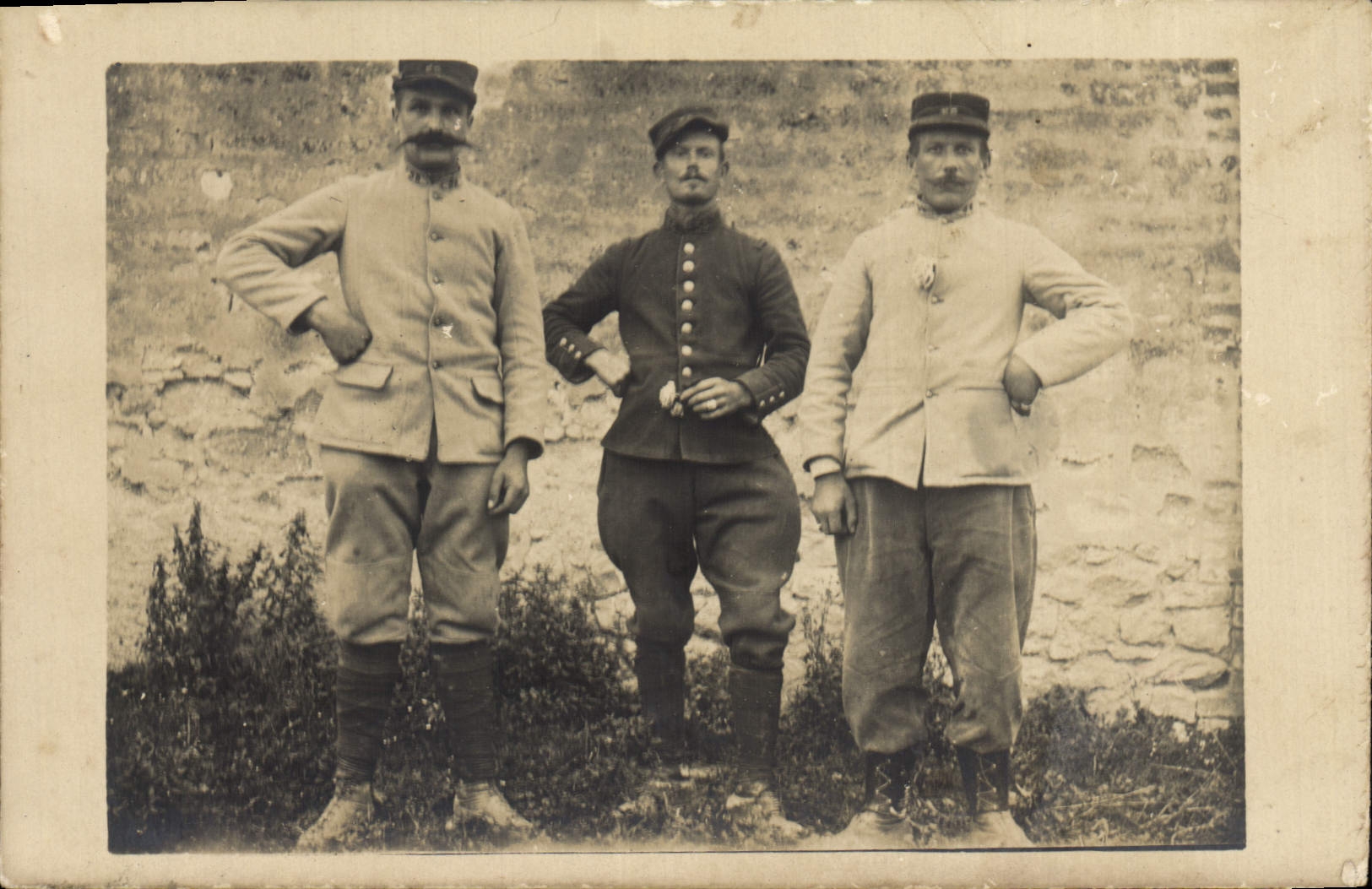 CARTE PHOTO Soldats Militaria (n°68 sur le col)