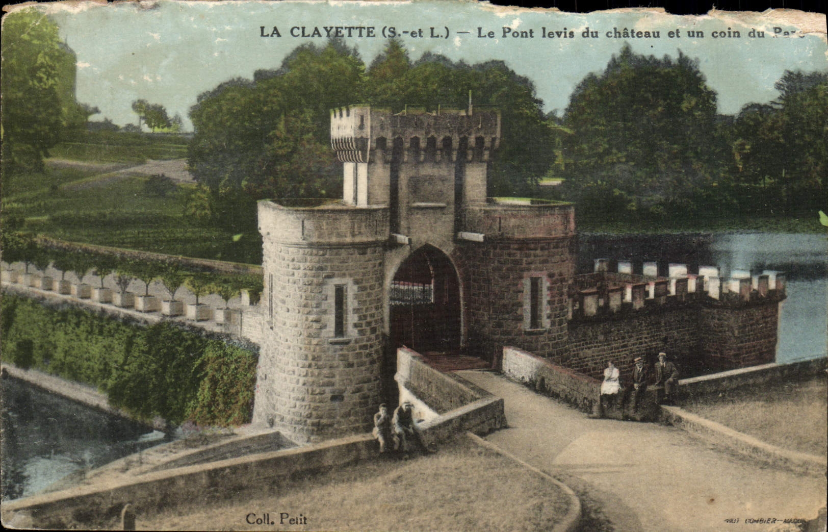 CPA La Clayette Le Pont Levis Du Chateau Et un Coin Du Parc