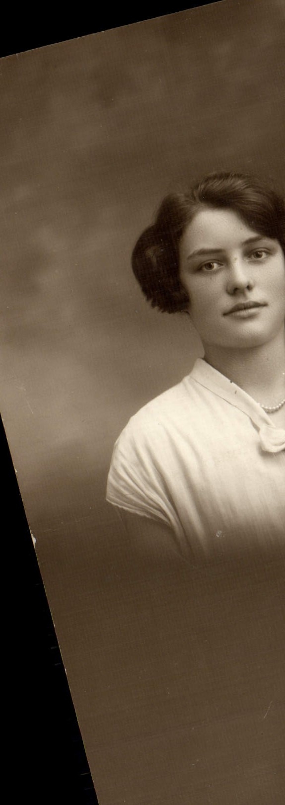 Portrait d'une jeune femme — éditeur inconnu, n° de série non visible