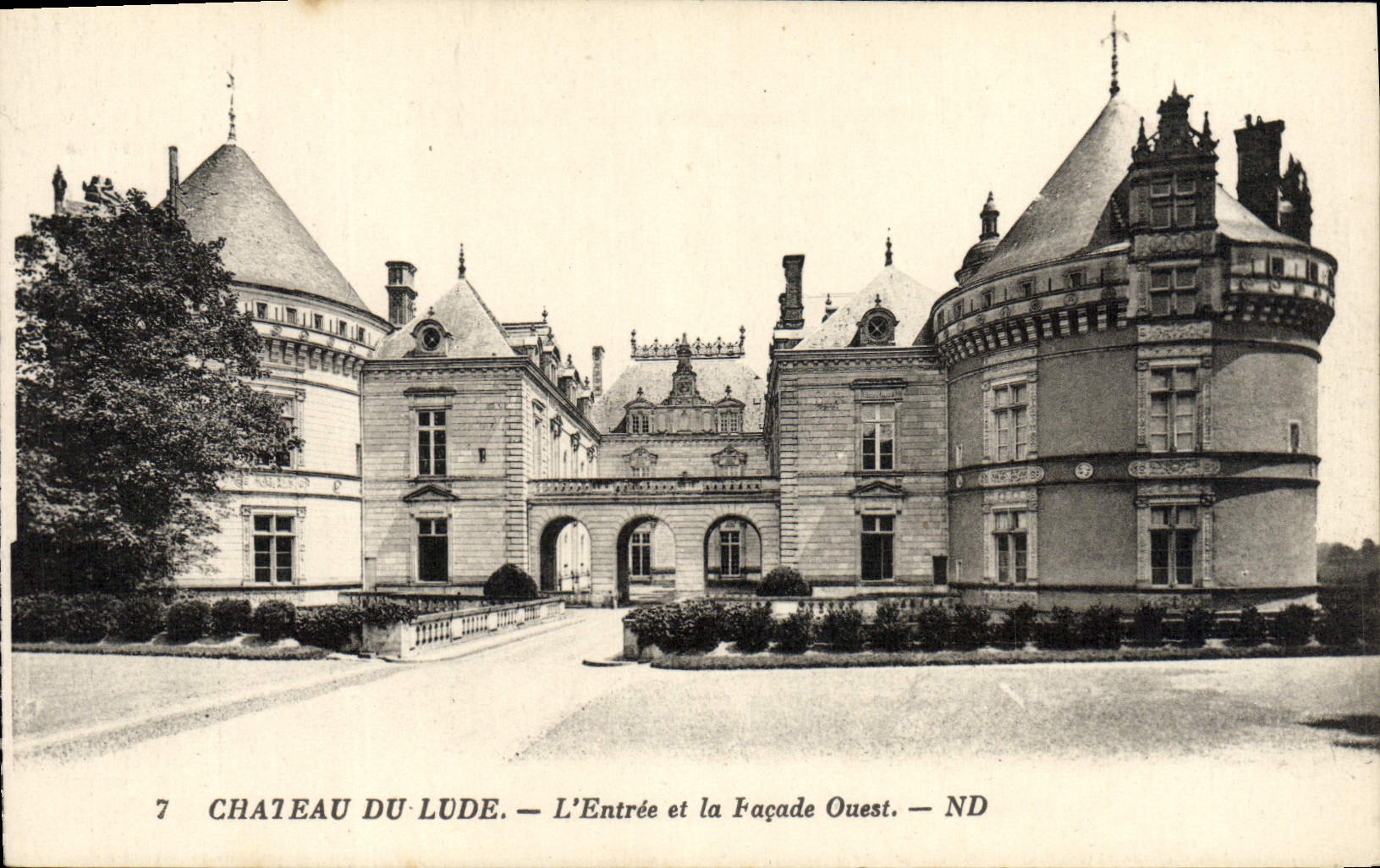 CPA Chateau Du Lude L'Entree Et La Facade Ouest