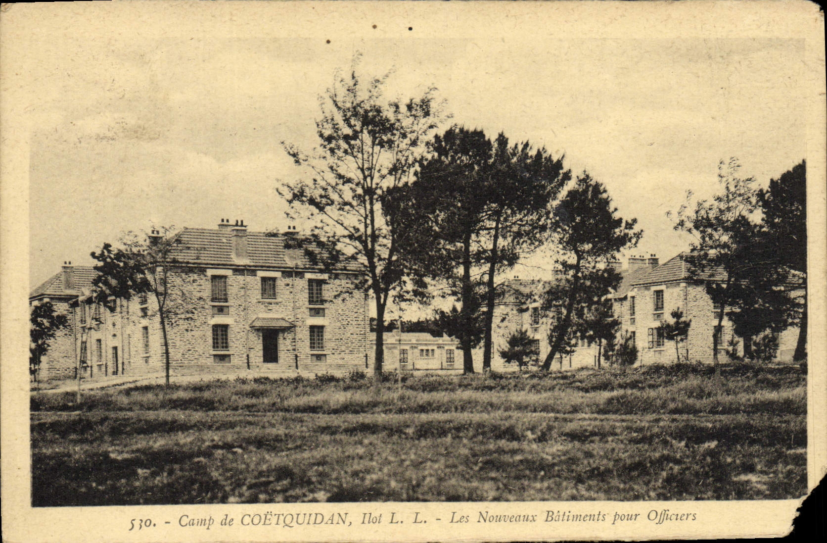 Camp de COËTQUIDAN, Ilot L.L. — Les Nouveaux Bâtiments pour Officiers — J. Berthaux, photo-éditeur Coëtquidan