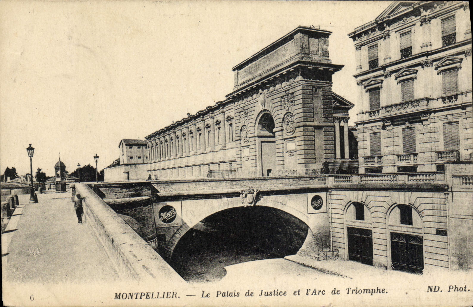 CPA Montpellier Le Palais De Justice Et l'Arc De Triomphe