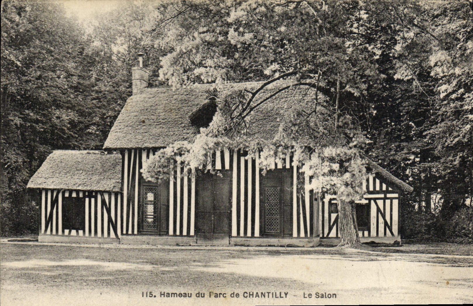 Hameau du Parc de Chantilly — Le Salon — Éditeur A. Boudier, Versailles, n° 115