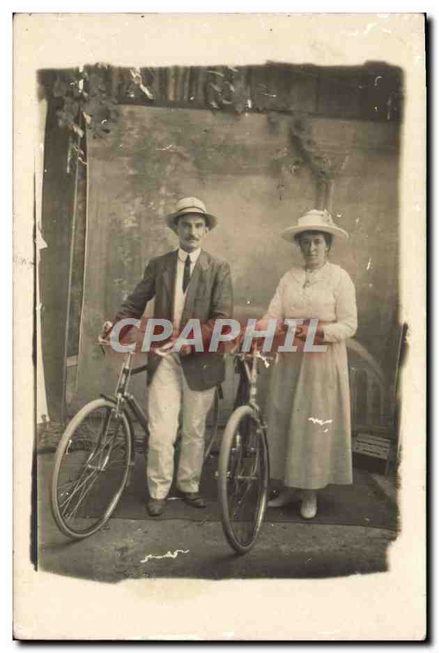 Paar mit Fahrrad — Fotostudio — kein Verleger oder Nummer sichtbar