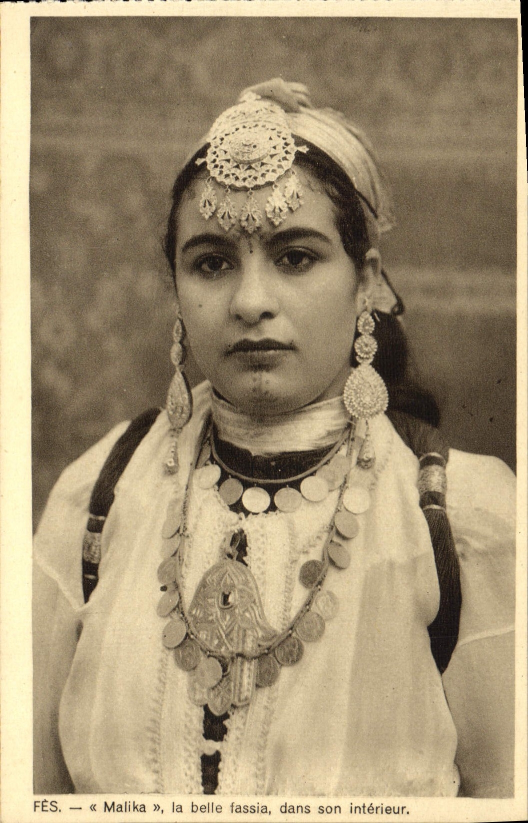 CPA Fes La Belle Fassia Dans Son interieur Femme Folklore