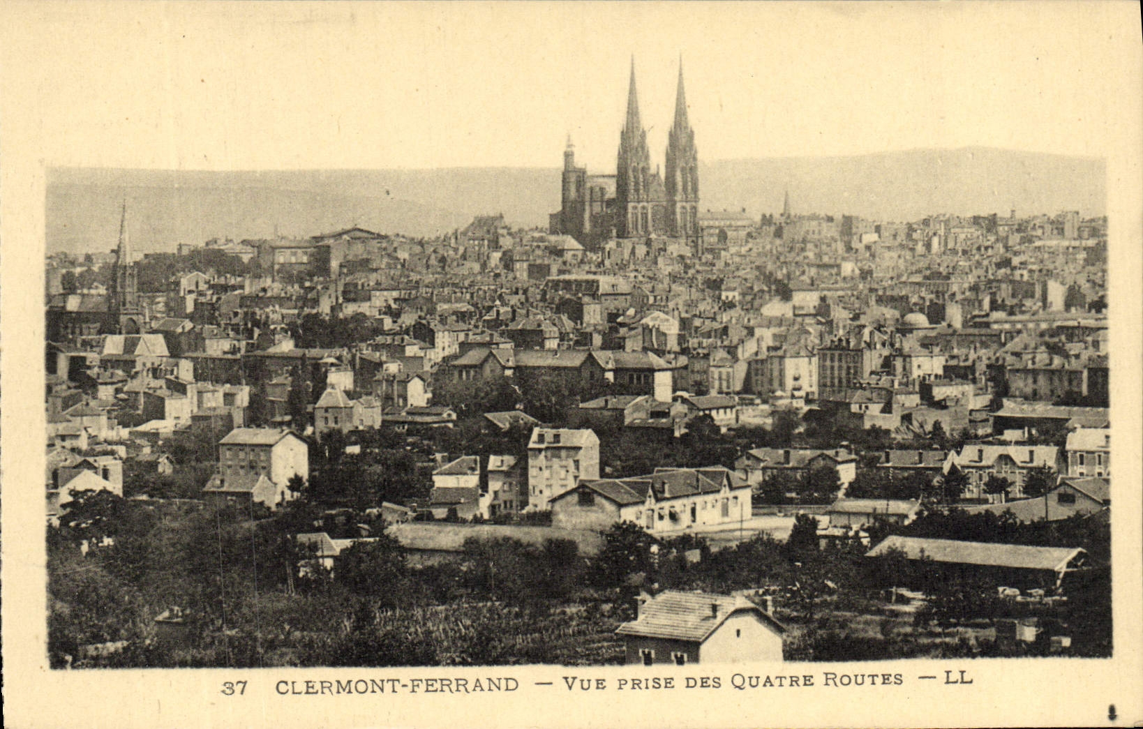 CPA Clermont Ferrand Vue Prise Des Quatre Routes