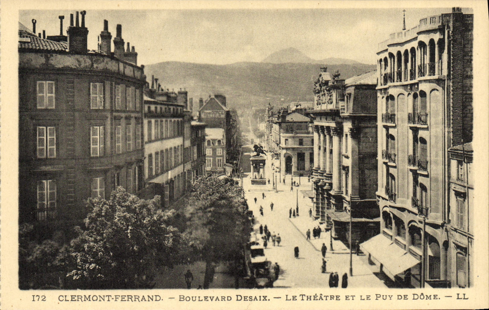 Clermont-Ferrand — Boulevard Desaix — Das Theater und der Puy de Dôme — LL