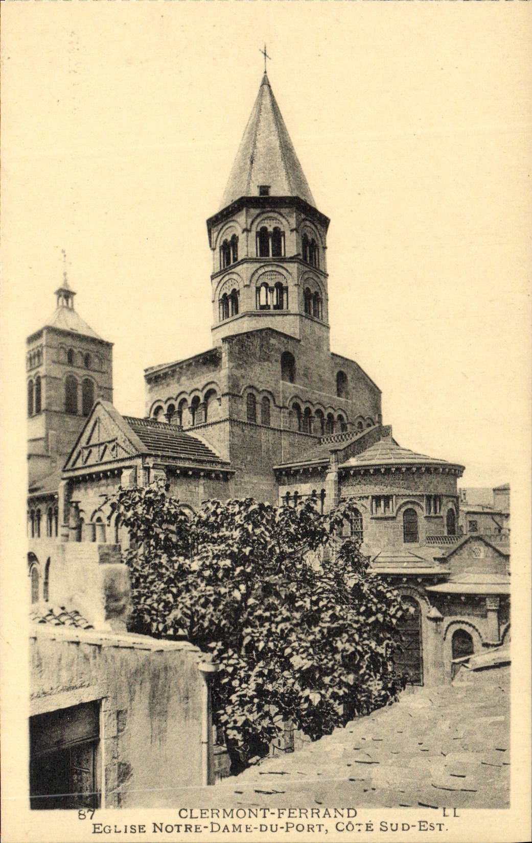 Église Notre-Dame-du-Port, Clermont-Ferrand — côté sud-est — Imp. Lévy et Neuruzin, Paris