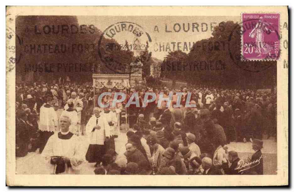 CPA Lourdes Procession du Tres Saint Sacrement sur l'esplanade