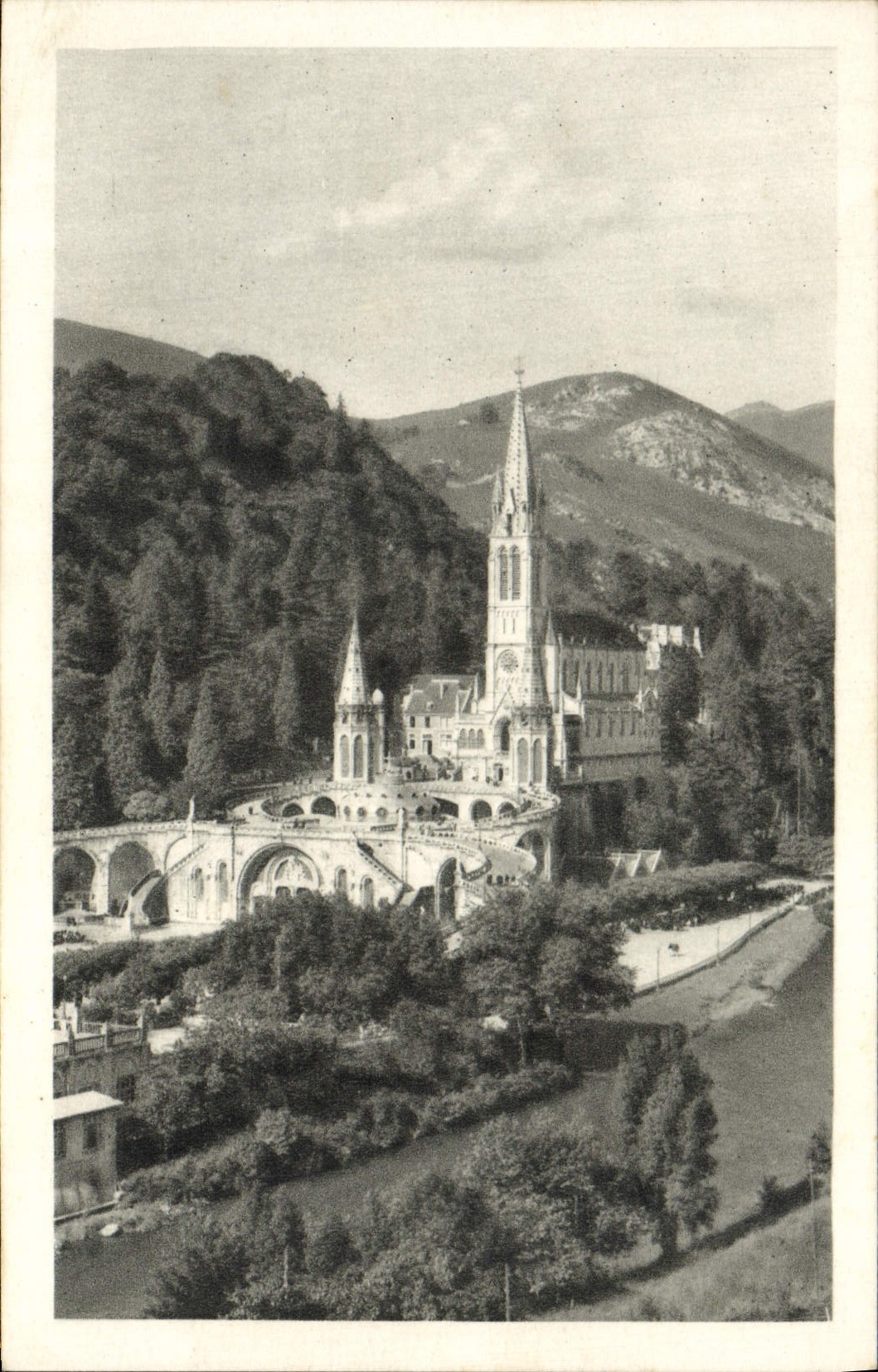 CPA Lourdes La basilique et le Gave