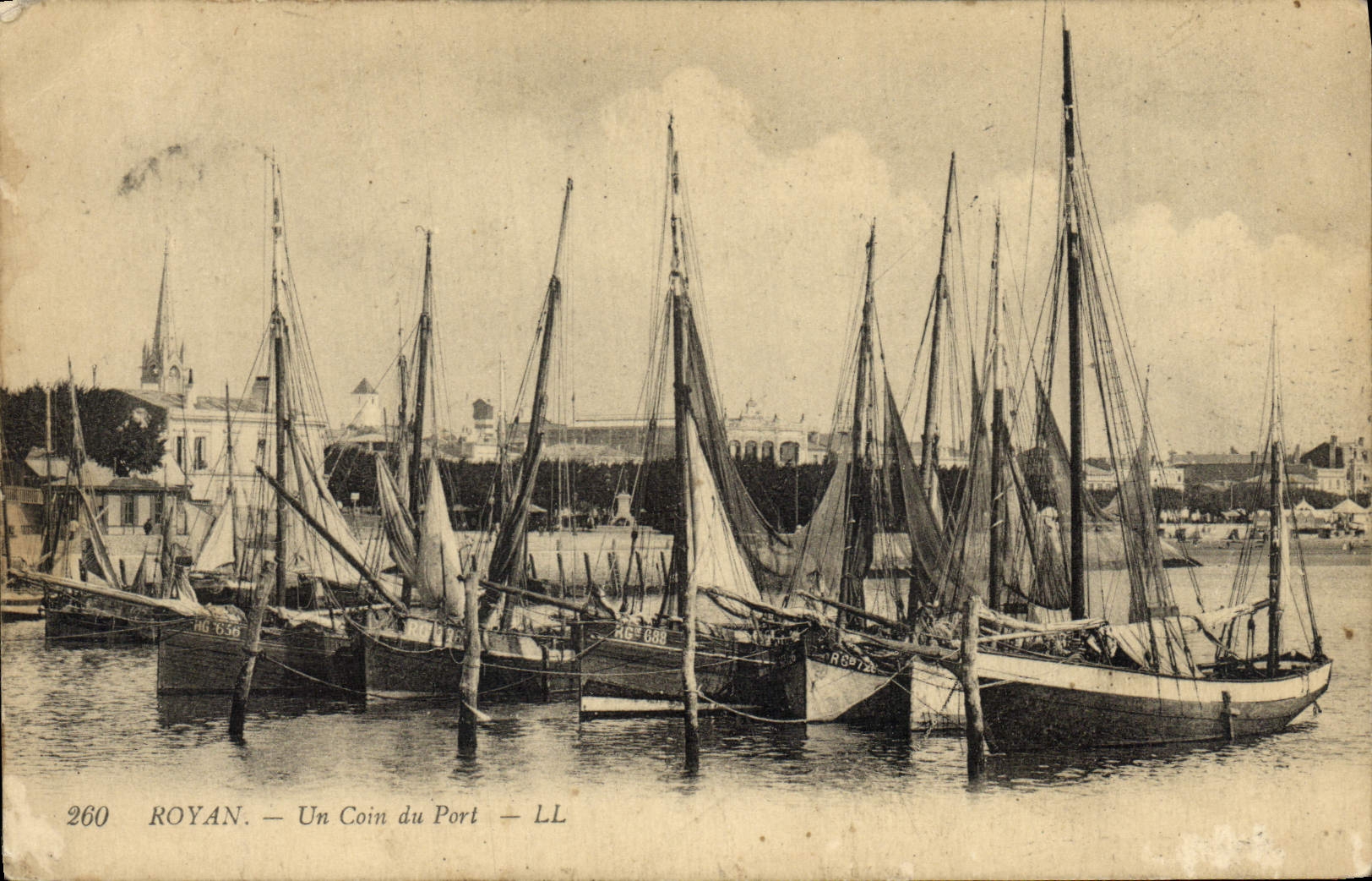 CPA Royan Un Coin du Port Bateaux de peche