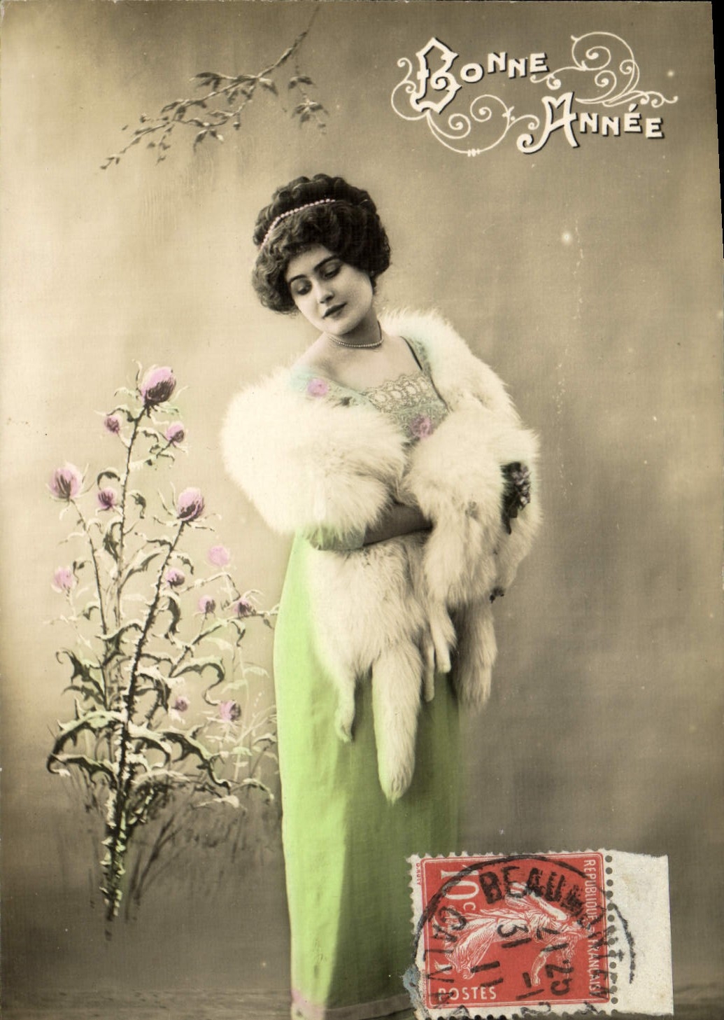 Femme en robe verte et fourrure — Bonne Année — Beaumont-sur-Oise, n° 311720