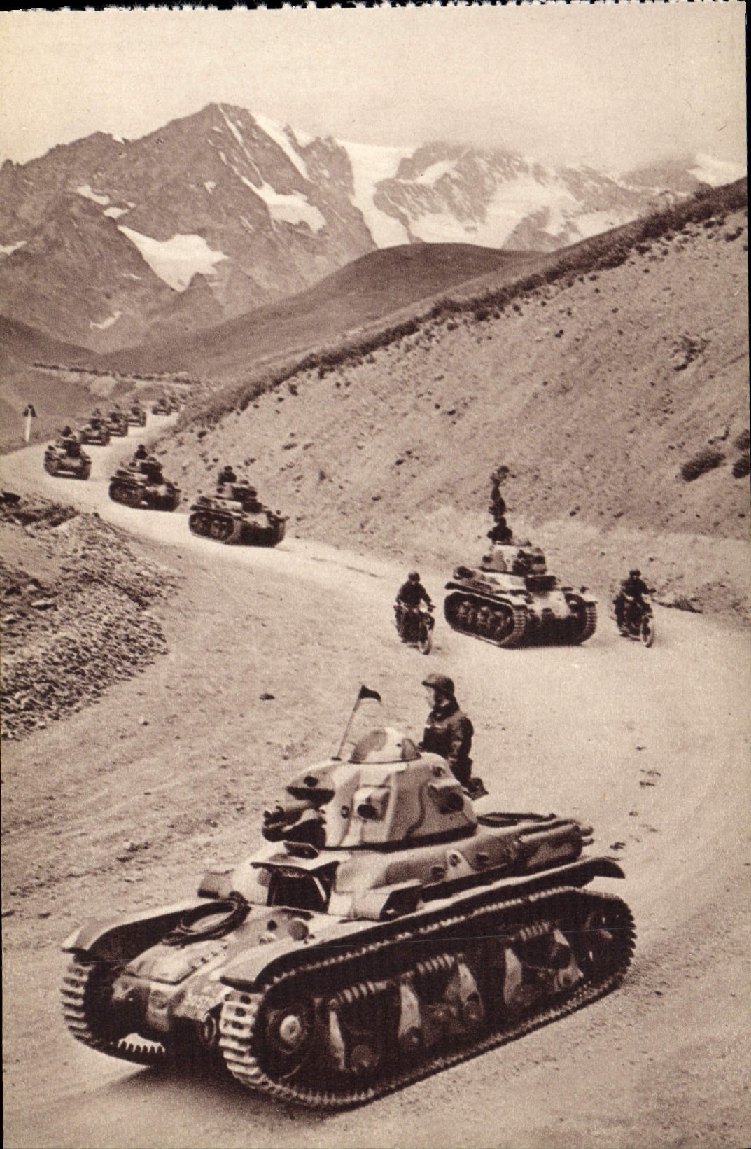 Colonnes de chars et motocyclistes en montagne — édition Georges Lang, Paris