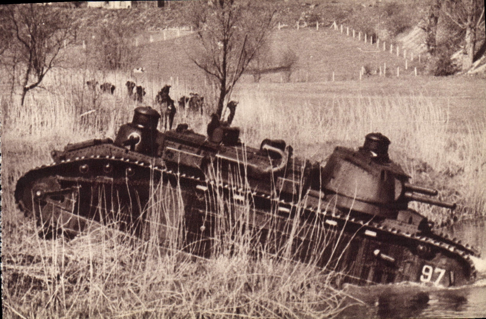 Char de 70 tonnes traversant une rivière — Georges Lang, Imp. Paris — n° de série non visible