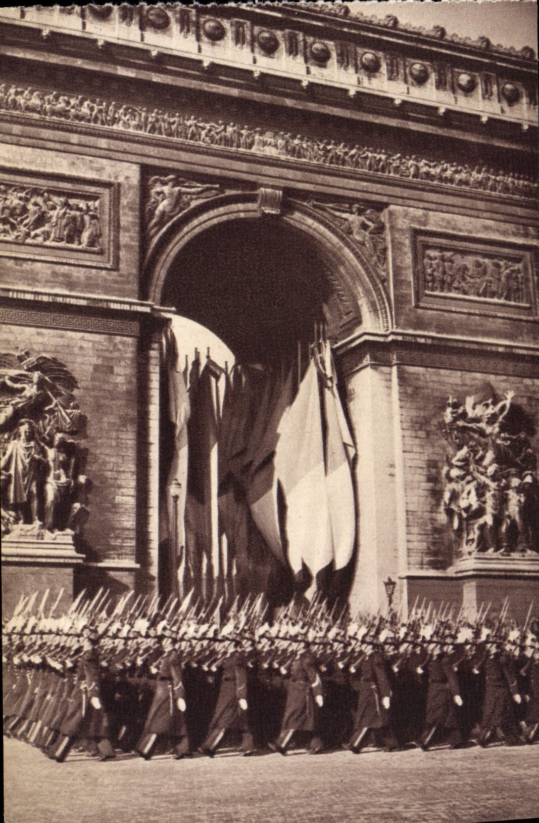 CPA Saint Cyriens Defilant Devant Le Soldat inconnau Saint Cyr Paris Arc de Triomphe Militaria