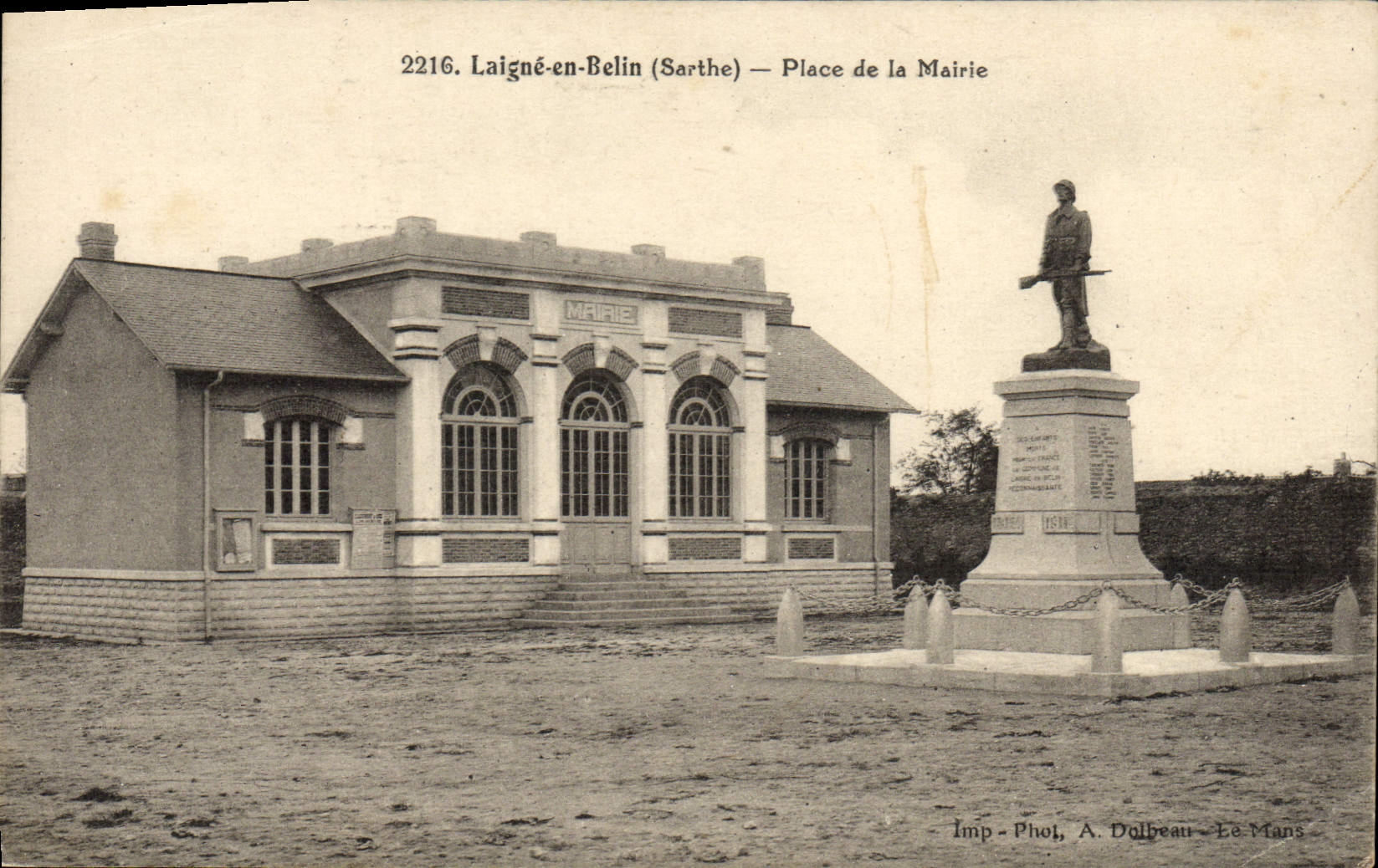 CPA Laigne en Belin Place de la Mairie Militaria