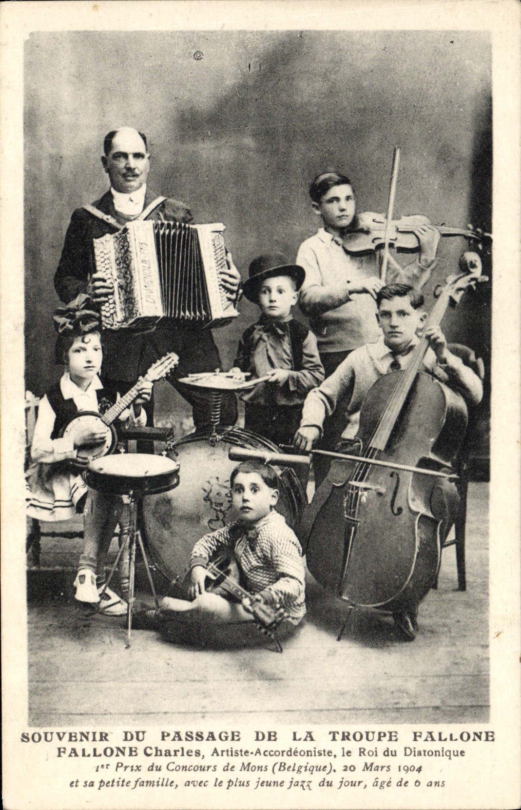 FALLONE Charles, Artiste-Accordéoniste, le Roi du Diatonique — 1er Prix du Concours de Mons (Belgique), 20 Mars 1904 — avec sa petite famille