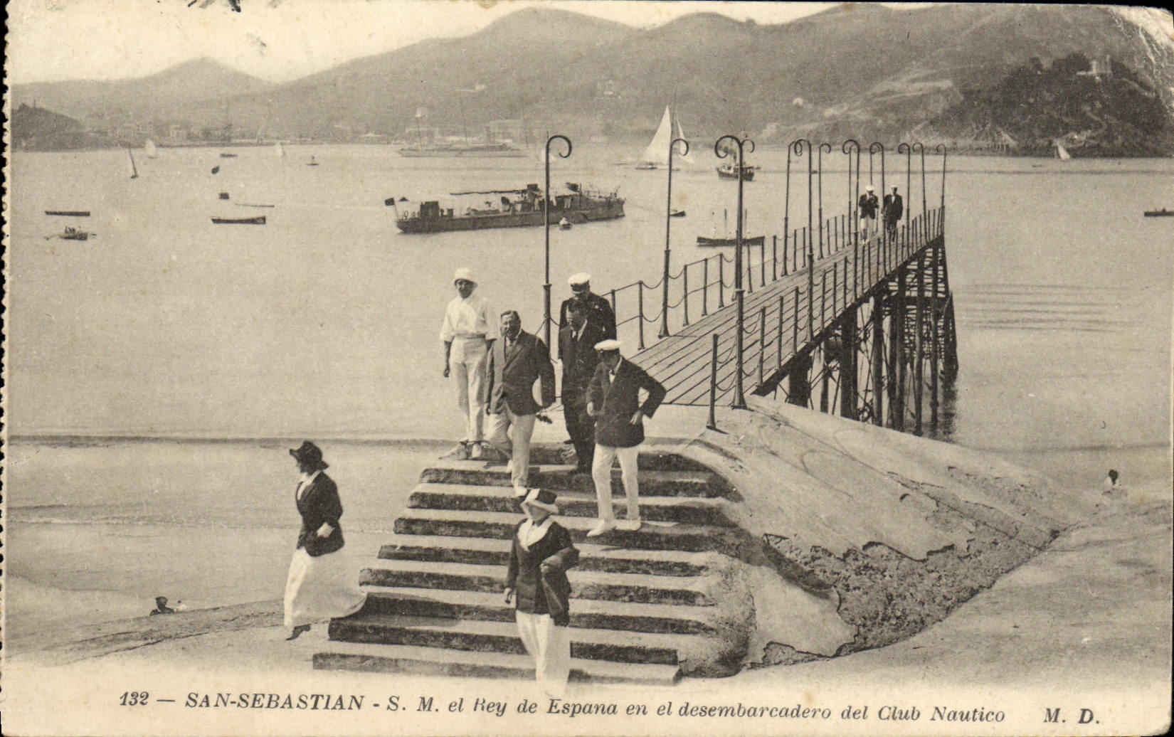 CPA San Sebastina S M el Rey de Espana en el desembarcadero del Club Nautico 