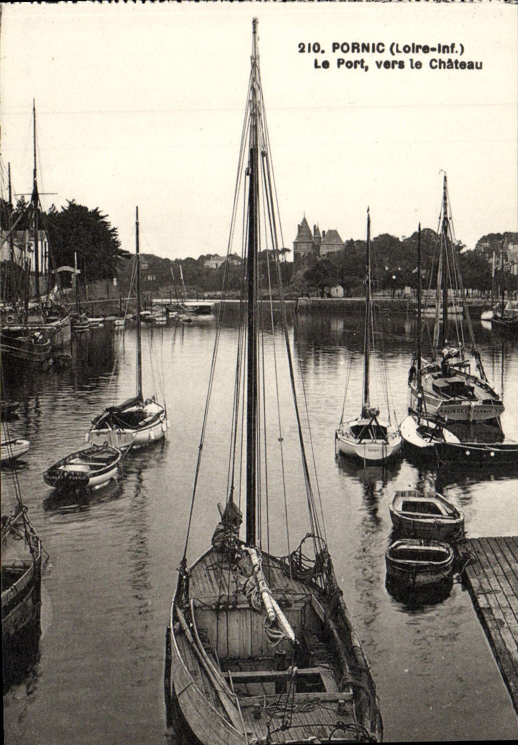 CPA Pornic Le Port Vers Le Chateau Bateaux