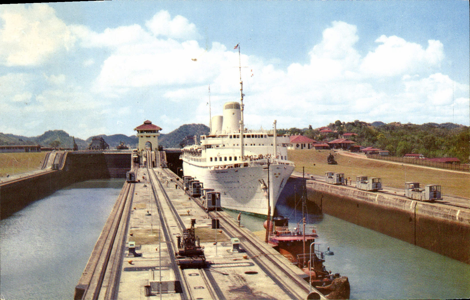 CPM El Vapor De Turistas Kungsholm Pasando Por Las Esclusas De Mirafiores Del Canal De Panama