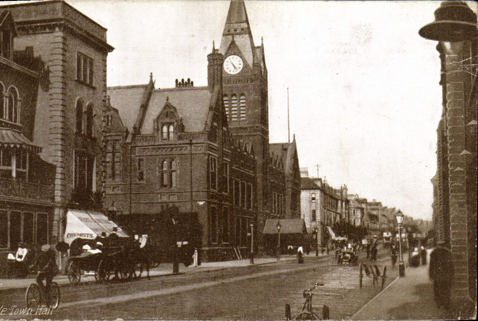Le Town Hall — vue de la place avec horloge — éditeur B. & R. Ltd., Lpools