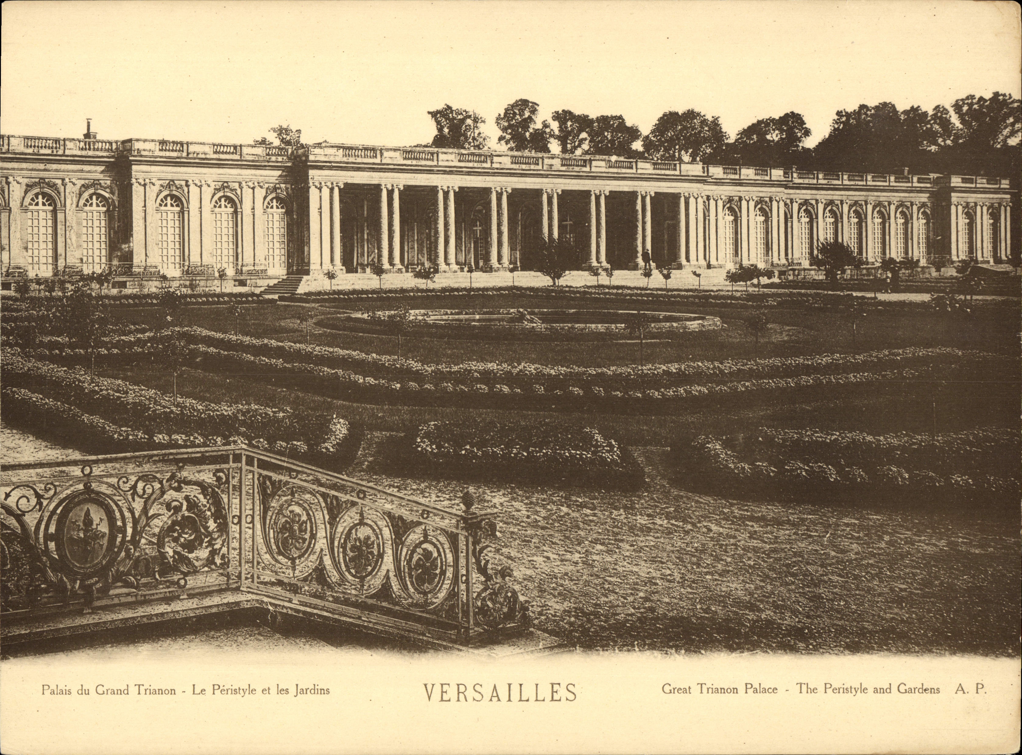 Versailles — Palais du Grand Trianon - Le Péristyle et les Jardins — A.P.