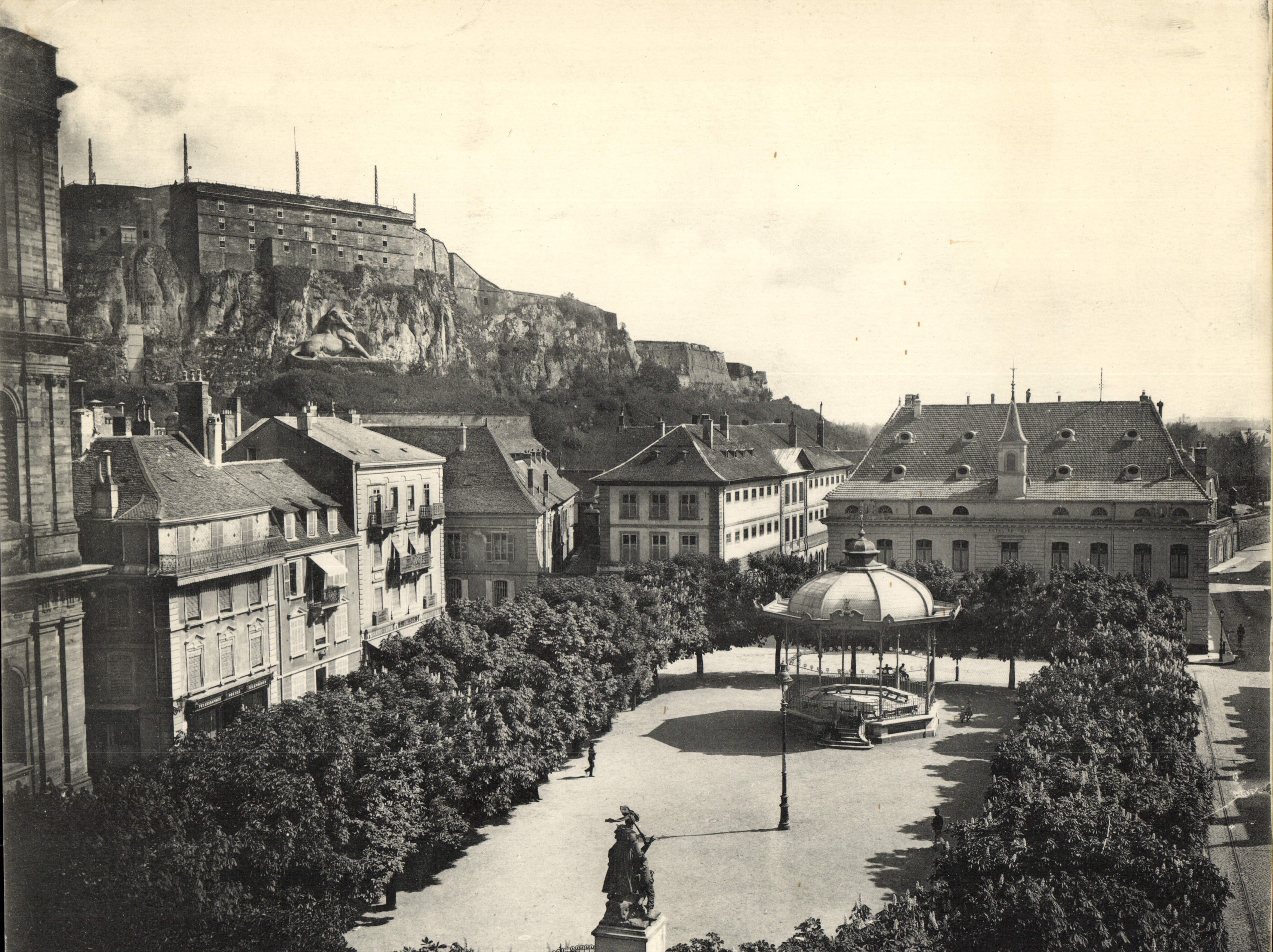Belfort — La Place d'Armes, L'Hôtel de Ville, le Château et le Lion — Édition Spéciale des Galeries Modernes - Photographie A. Drouin