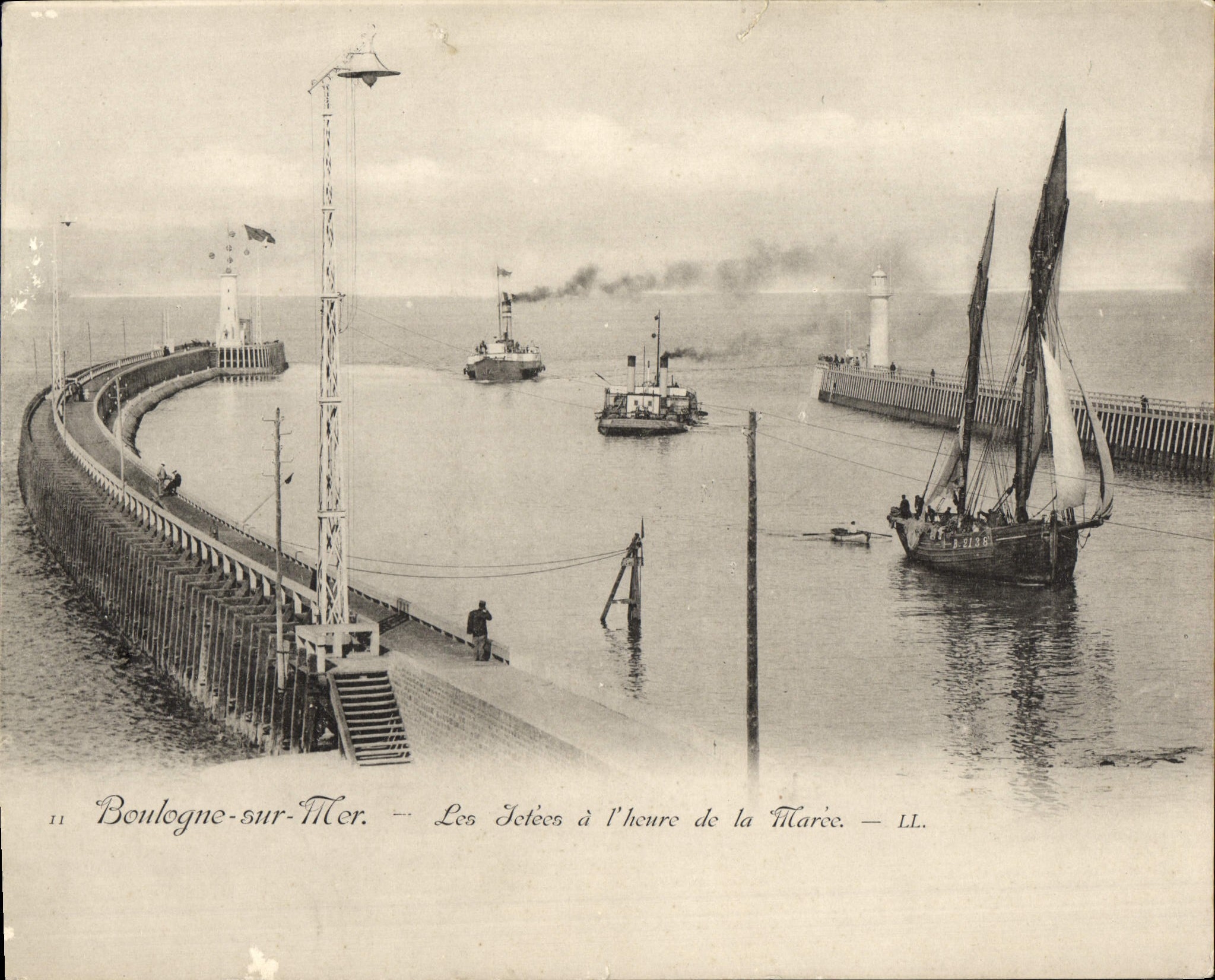 CPA Grand Format Boulogne sur Mer Les Jetees a L'Heure de la Maree Bateau 17 * 14 cm