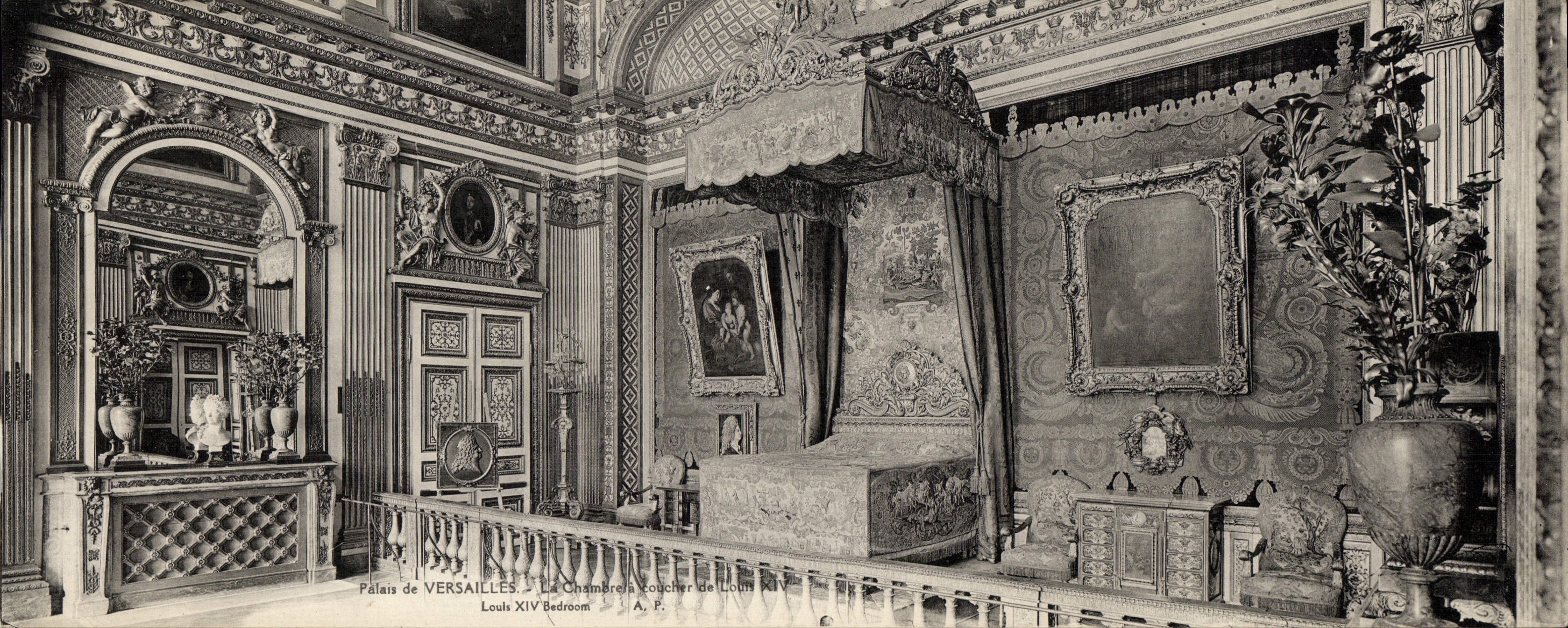 Palais de VERSAILLES — La Chambre à coucher de Louis XIV — A. P.