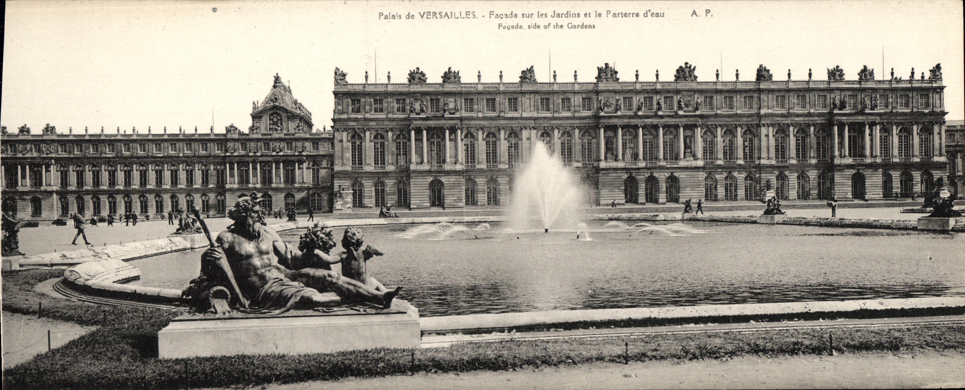 Palais de VERSAILLES — Façade sur les Jardins et le Parterre d'eau — A.P.