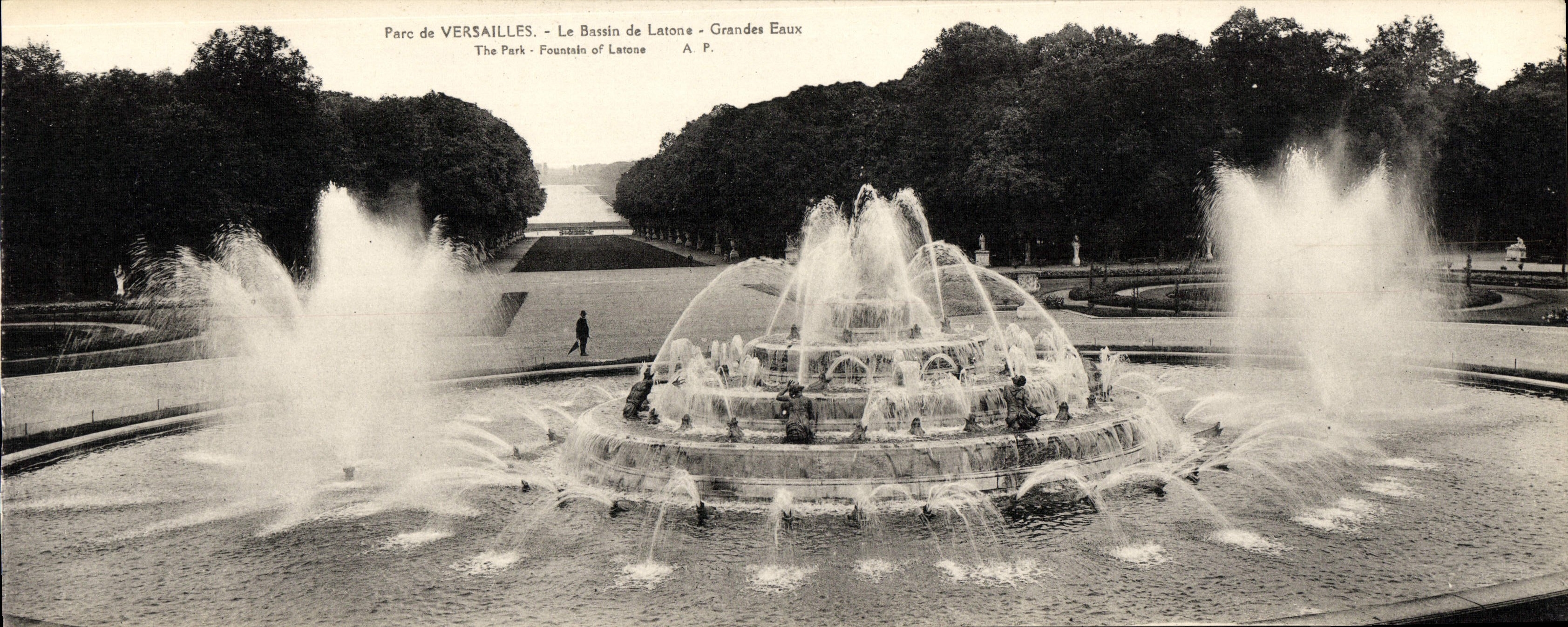 Parc de VERSAILLES — Le Bassin de Latone — Grandes Eaux — A.P.