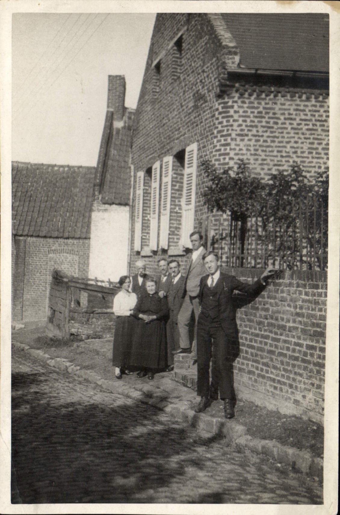 Photo Famille devant sa maison